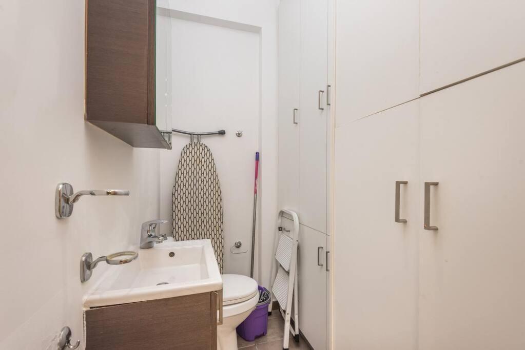 Modern Spacious Apt In Афины Экстерьер фото